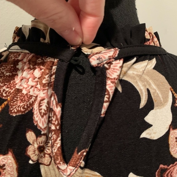 T Tahari Ruffle Crewneck Floral Top Small NWT - Picture 7 of 8